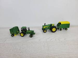 lot 952 image: ERTL John Deere Tractors and Trailers