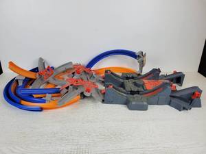 lot 991 image: Hot Wheels Power Loop with Track