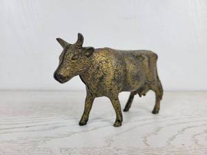lot 1040 image: Antique Cast Iron Still Horned Milk Cow Coin Bank