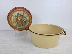 lot 1044 image: Vintage Nabisco Cracker Tin and TanBrown Enamelware Pot