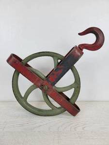 lot 1058 image: Cast Iron Pulley with Hook Assembly