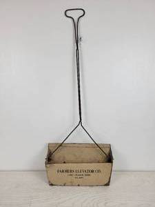 lot 1077 image: Vintage Farmers Elevator Co. of Lake Lillian, MN Dust Pan