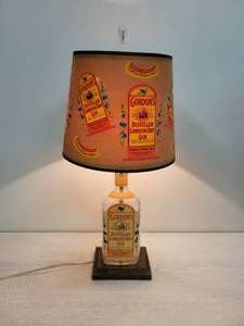 lot 1101 image: Gordons Distilled London Dry Gin Table Lamp - WORKS NO SHIPPING