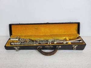 lot 1109 image: Vintage G Valette Paris Silver-Toned Clarinet in Case