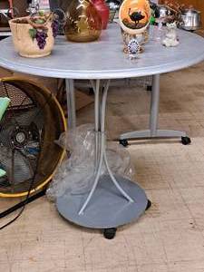 lot 16 image: Rolling Round Table