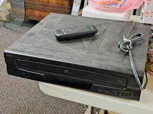 lot 19 image: Symphonic 5-Disc automatic Changer CD5800 with Remote Control