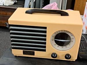 lot 22 image: Vintage Crosley Collectors Limited Edition AMFM Radio Cassette CR-5
