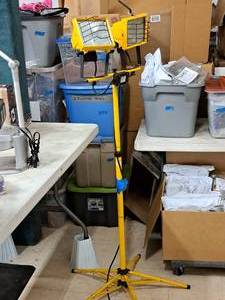 lot 41 image: Shop Work Light 2-head with Tripod Stand