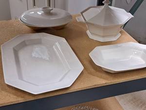 lot 81 image: Lot of (4) Assorted Serving Platters and Bowls