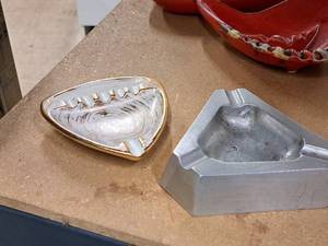 lot 85 image: Lot of (2) Decorative Ash Trays