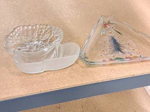 lot 86 image: Lot of (2) Holiday theme Glass Platters