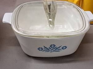 lot 89 image: Corningware 56-oz Baking Dish with Lid