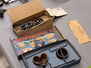 lot 94 image: Lot of (2) Vintage Griswold Patty Molds w Boxes