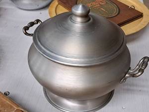 lot 102 image: 9 Aluminum Pot with Lid
