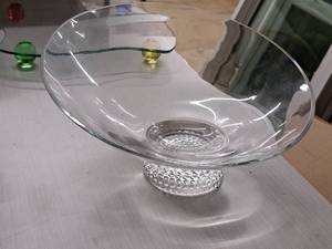 lot 105 image: Glass Decorative Stem Bowl