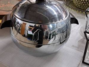 lot 107 image: Penguins theme Decorative Pot