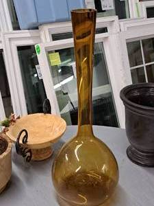 lot 111 image: 20 Glass Table Vase