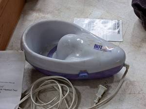 lot 21B image: Helen of Troy The Hot Tub Heated Nail Bubble Spa 61521