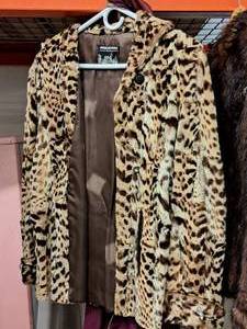 lot 150 image: Donaldsons Minnesota Fur Coat