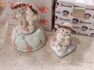 lot 168 image: Lot of (2) Cast Art Dreamsicles Handcrafted Collectible FigurineMusic Box (in original box) - Tweet Hearts signed Kristin 99, Stolen Kiss - Love Story