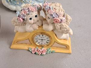 lot 177 image: Cast Art Dreamsicles Handcrafted Miniature Clock - Kissing Clock
