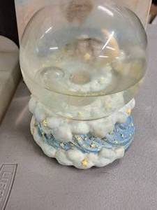 lot 178 image: Cast Art Westland Globe Music Box - Catch a Falling Star