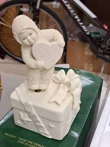 lot 182 image: Music Box - Snowbabies - I Love You From the Bottom of my Heart
