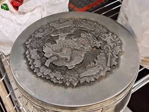 lot 186 image: Collectible Holiday Tin