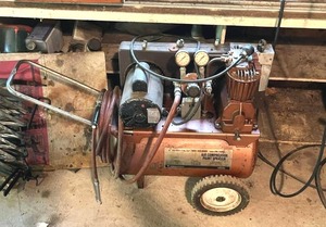 lot 8 image: Sears 100 psi Twin Cylinder Paint Sprayer Air Compressor (1 Horsepower) in Working Condition