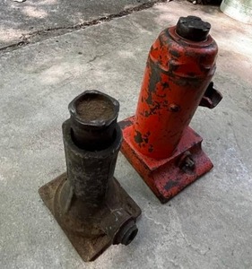 lot 14 image: Vintage Hydraulic Bottle Jacks including 5-Ton Drednaut