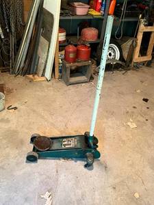 lot 20 image: 1.5 Ton Racing Jack in Working Condition