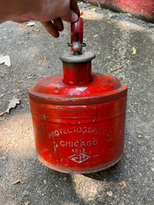 lot 30 image: Vintage Red One Gallon Metal Underwriters Laboratories Protectoseal 4612 Safety Gas Can