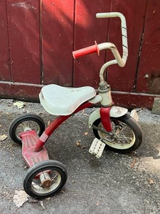 lot 38 image: Vintage Candy Apple Red Tricycle (Made in USA)