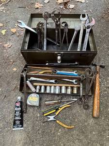 lot 40 image: Vintage Metal Tool Box with an Assortment of Hand Tools