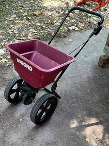 lot 56 image: Vigoro Seed  Fertilizer Spreader