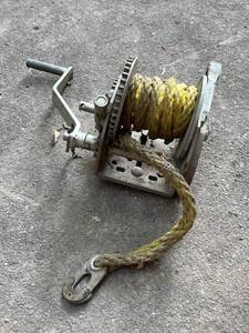 lot 76 image: Hand Crank Winch (Model DTW-3500)