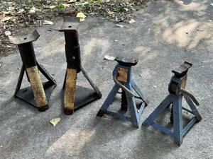 lot 72 image: Heavy Duty Jack Stand Lot