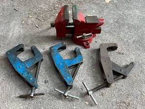 lot 77 image: 4 Bench Vise No. 5177 with Clamps