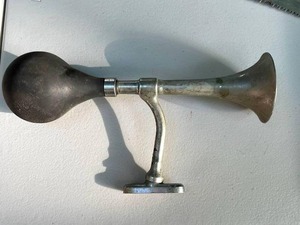 lot 85 image: Vintage Super Goose Rubber Bulb Car Horn - Works and is Very Loud