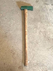 lot 87 image: Heavy Duty Axe Splitting Maul with Wood Handle