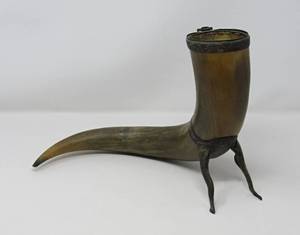 lot 3 image: Antique Drinking Horn