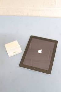 lot 59 image: Apple iPad 2 WiFi  Cellular 32GB Computer Tablet & Docking Station - Model MC763LLA