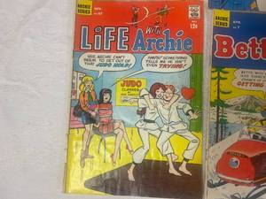 lot 21 image: Seven Vintage Archies Comic Books