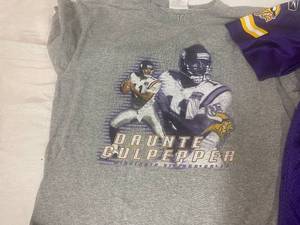 lot 28 image: Four Childrens Jerseys and T-shirt MN Vikings and New York Yankees