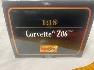 lot 87 image: Maisto Special Edition 2001 Corvette Z06 Model Car 118