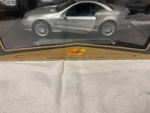 lot 95 image: Maisto Premier Edition 2002 Mercedes-Benz SL 55 AMG Model Car 118