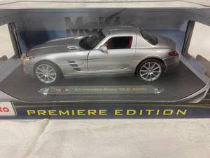 lot 96 image: Maisto Premier Edition 2010 Mercedes- Benz SL 55 AMG Model Car 118