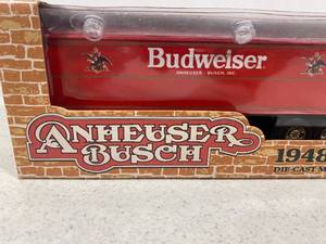 lot 18 image: Anheuser Busch 1948 Peterbilt Die-Cast Metal Locking Coin Bank by Ertl
