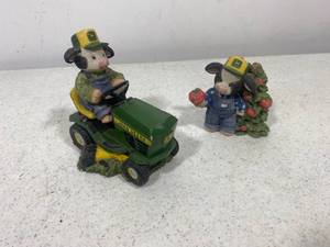 lot 127 image: Lot of 2 John Deere Collectibles - Marys Moo Moos