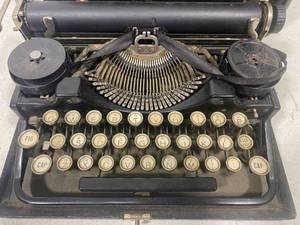 lot 128 image: Underwood Standard Portable Typewriter